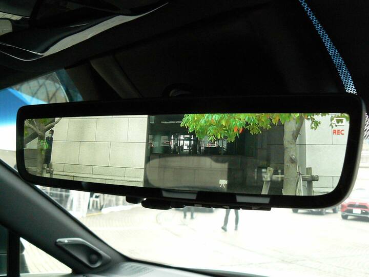 録画機能付きの「デジタルインナーミラー」。車内外の状況に合わせて、通常の鏡面ミラーと切り替えて使い分けると便利。