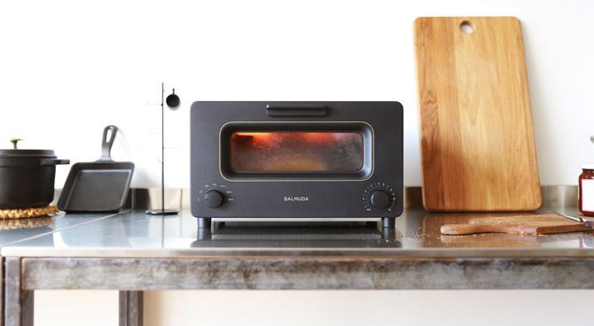 バルミューダ（BALMUDA）のトースター『The Toaster』（ブラック）のあるキッチン