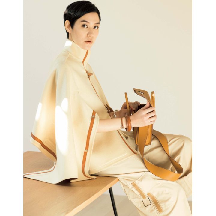 ケープ・パンツ・ブレスレット・レザーバングル・バッグ(エルメスジャポン) 撮影/浅井佳代子 BY:『Precious3月号』小学館、2020年