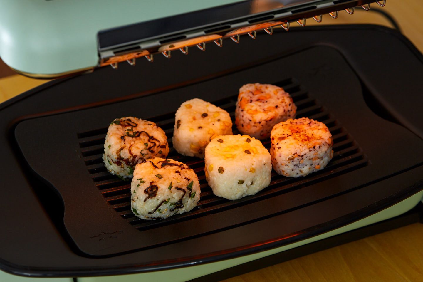 握ったおにぎりを並べて焼く