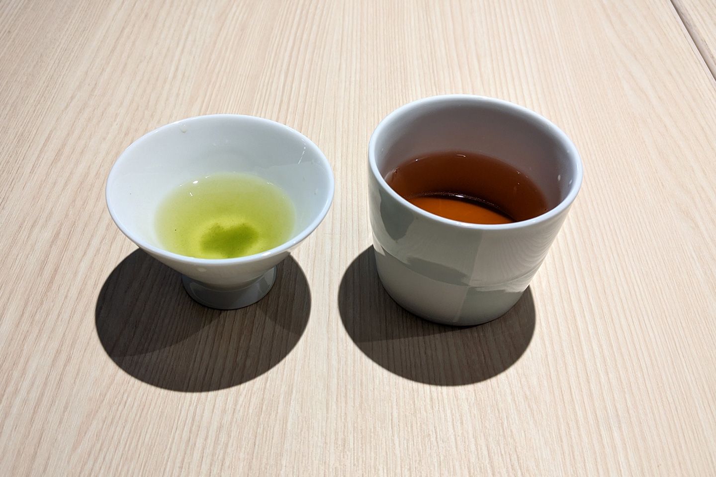 朝の目覚めを煎茶で楽しむ。