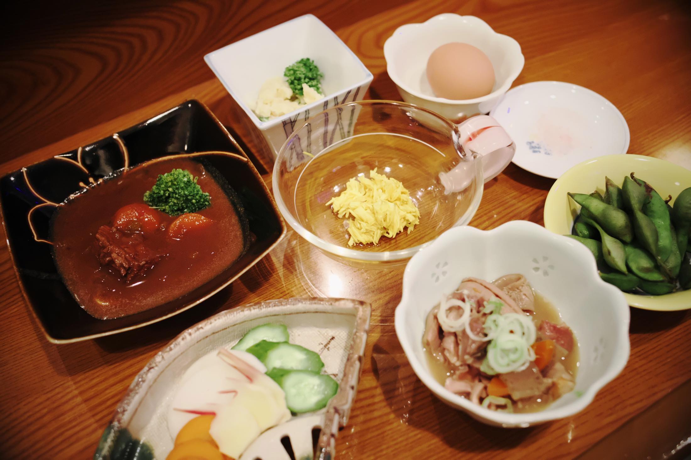 予約制の料理。これらにデザートがついて一人3,000円だ