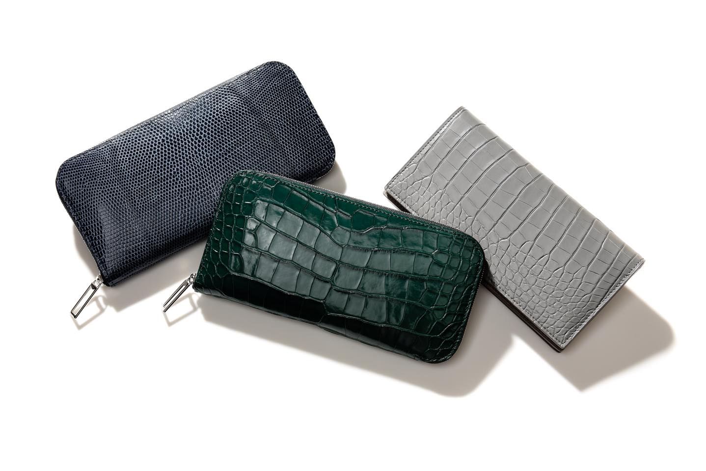 左から【W20×H10cm】長財布¥200,000・【W20×H10cm】長財布¥380,000・【W18×H9cm】長財布¥330,000(カミーユ・フォルネ銀座本店)