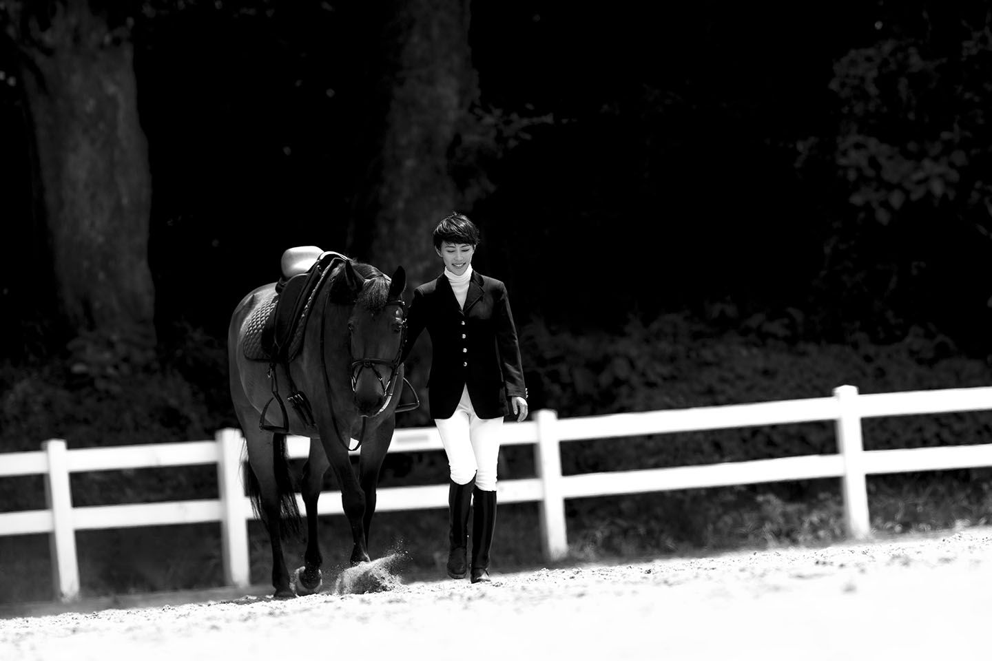 愛用の乗馬ジャケットで馬場に出て、ひときわオーラを放つ木村さん。エルメスのショートブーツに、乗馬用のブーツカバーを重ねるだけで、格調高いスタイルに。すべて私物。