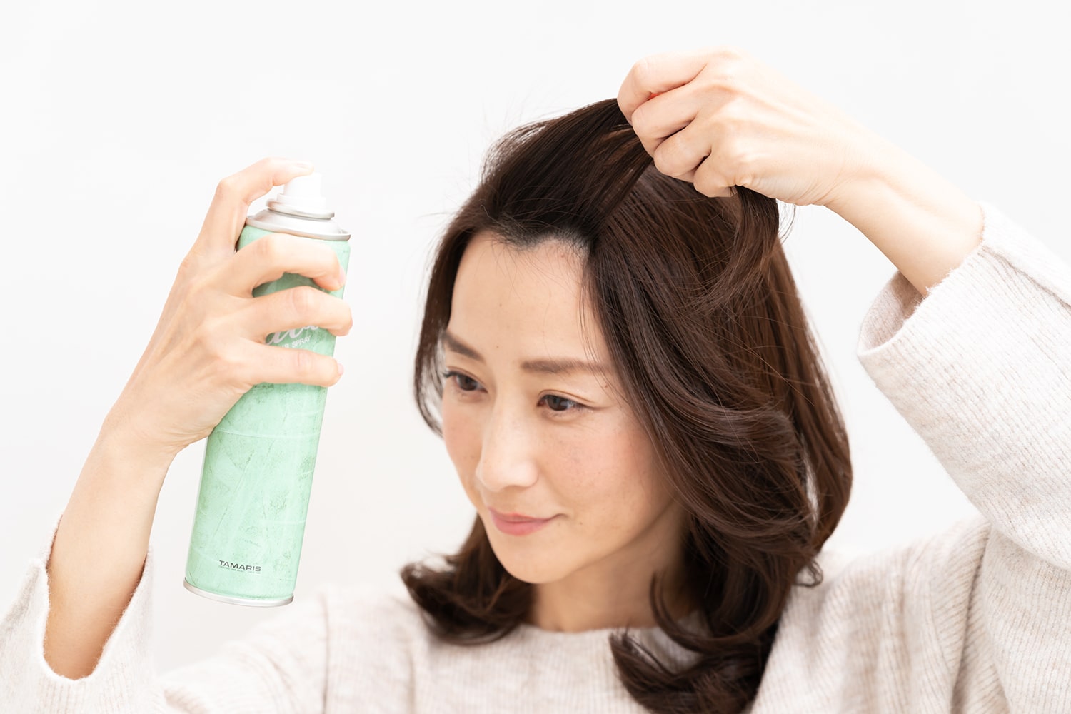キープ力があまり強くないスプレーが理想。根元に吹きつけて。