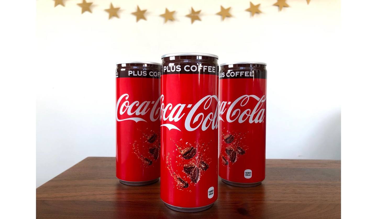 コカ・コーラ プラスコーヒーが3本並んでいるところ