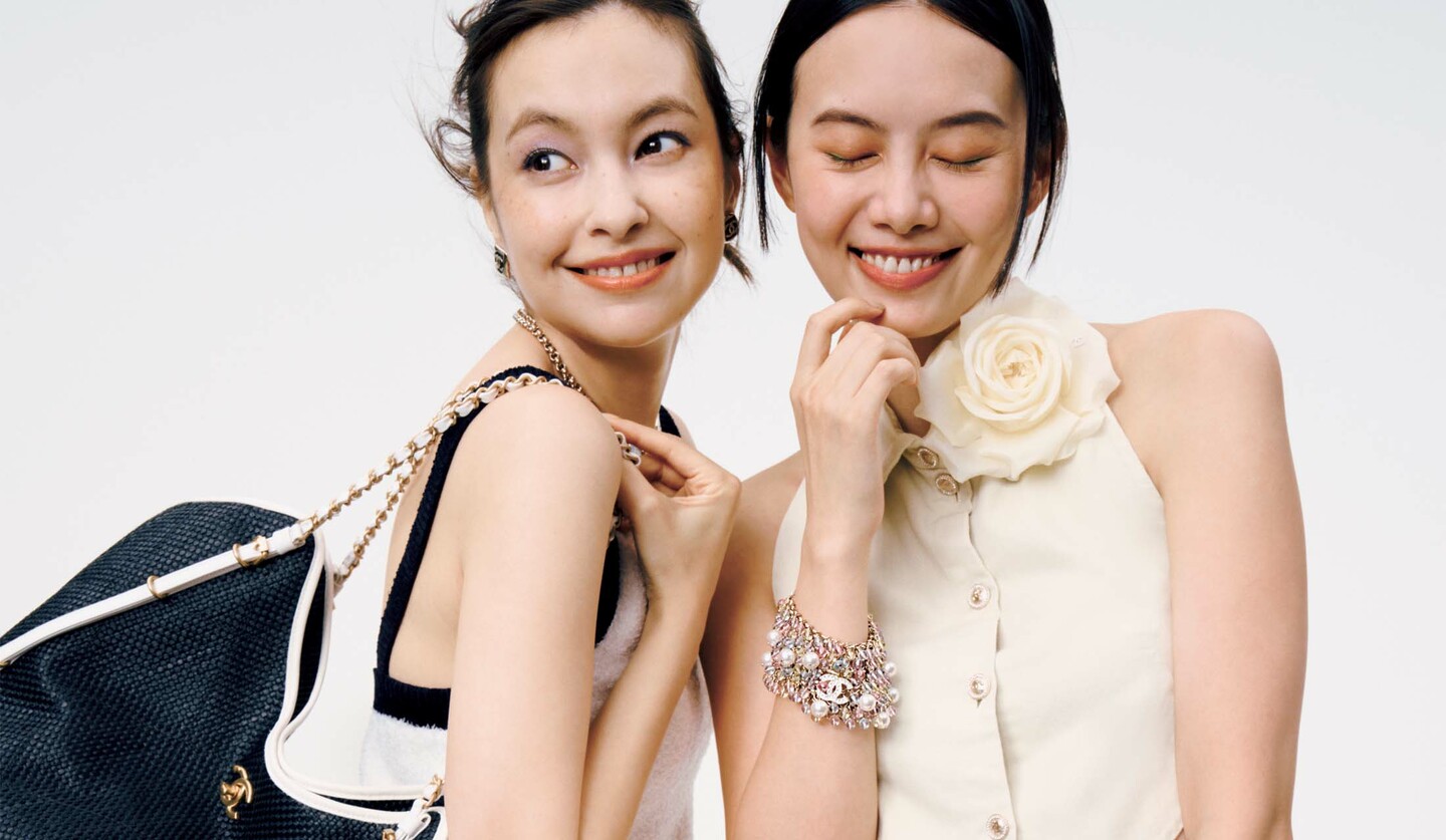 シャネルの2025／2026年 クルーズ コレクションのウエア＆ジュエリーを纏ったモデルの太田莉菜さんと泉はるさん