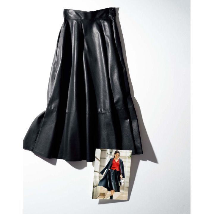 スカート￥347,000・コート￥210,000・赤カーディガン￥60,000・バッグ￥265,000・靴￥138,000（ロエベ）、ピアス￥468,000・ネックレス￥926,000（TASAKI〈TASAKI〉）、時計￥540,00（0 LVMHウォッチ・ジュエリー ジャパン ゼニス）　[Precious2018年12月号139ページ] 　