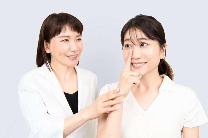２人の女性　メソッドの指導をしている