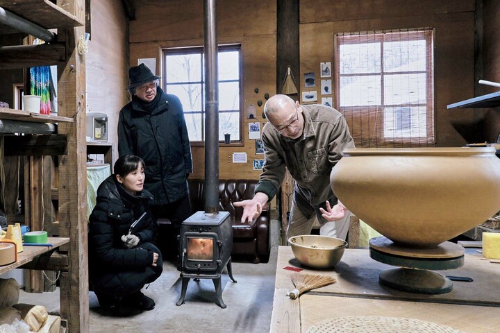 能登を取材するキャスターの大江麻里子さんと建築家の坂 茂さん