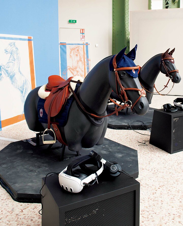 馬の模型にまたがって乗馬を体験するVR(バーチャル・リアリティ)のコーナー