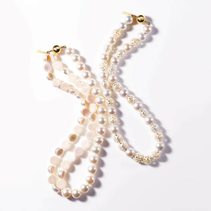 ネックレス〈左〉『スライスド』￥822,000［イエローゴールド×淡水真珠］・〈右〉『ドリルド』￥1,300,000［イエローゴールド×淡水真珠］（TASAKI〈M/G TASAKI〉）