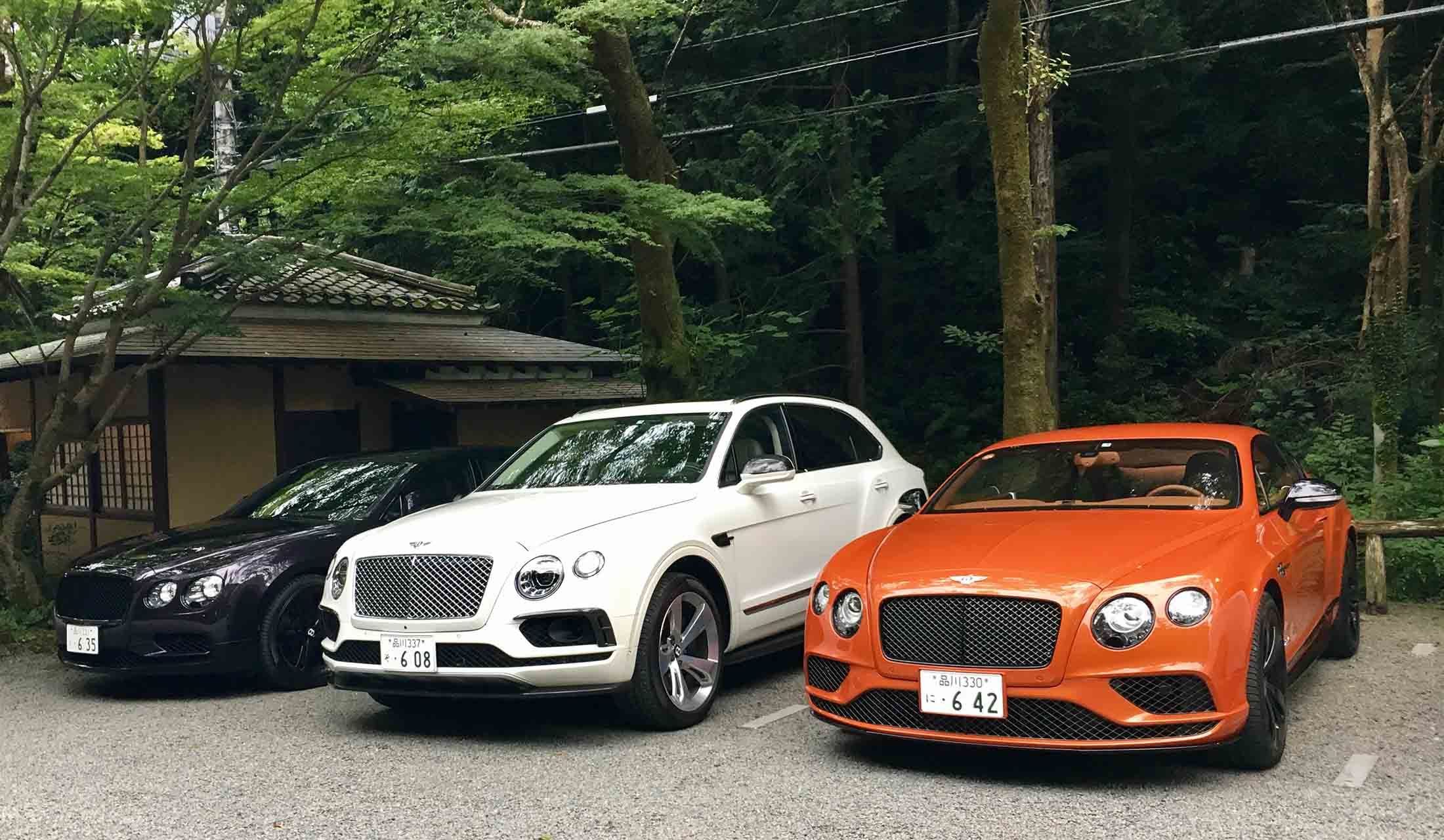 ドライブの目的地、うかい鳥山にて。往路で左奥のフライングスパー W12S、復路で中央のベンテイガのハンドルを握った。右手前のオレンジカラーの車両は、クーペのコンチネンタルGTスピード。