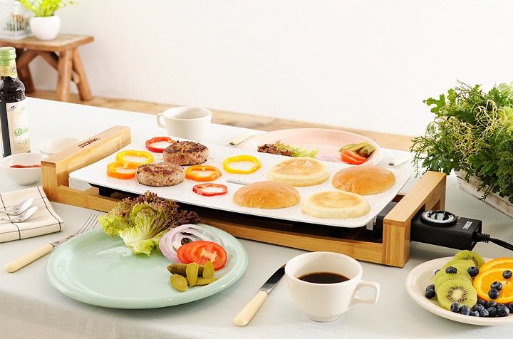 「Table Grill Pure(テーブルグリル ピュア)」21,600円(税込)。まるでトレーに乗せるみたいに、思い立ったらすぐ使えるのが便利!