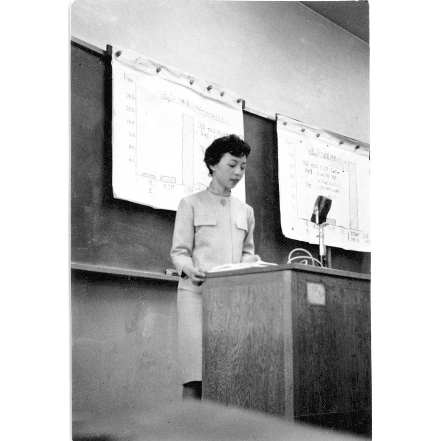 東京大学大学院生物化学科時代の中村さん。初めての学会で発表する姿が初々しい。