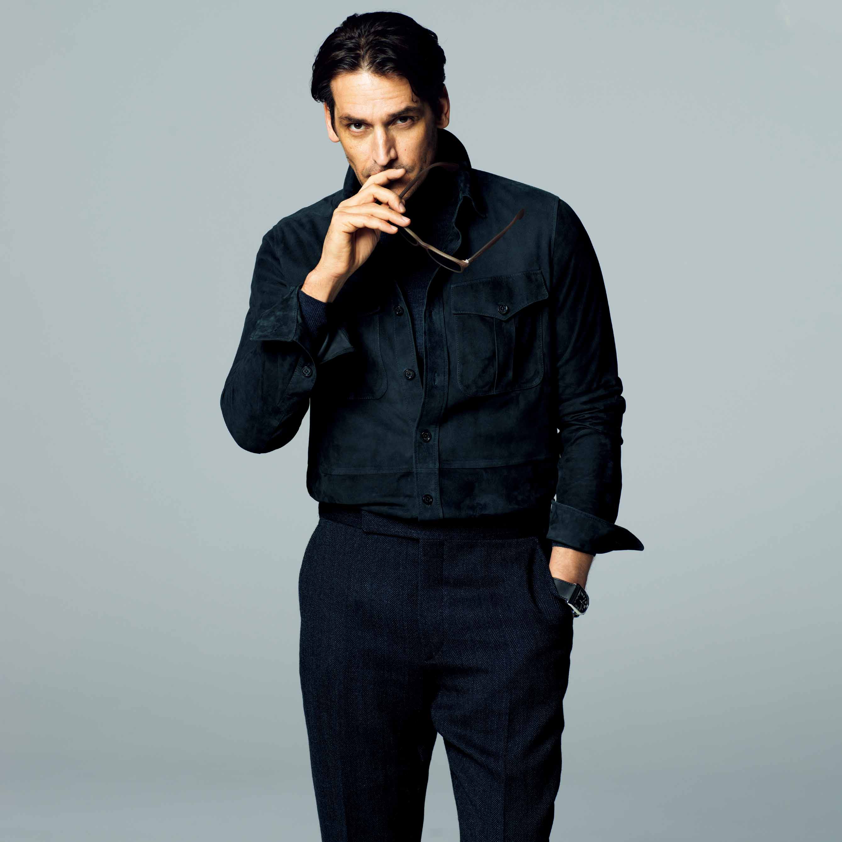 シャツ¥275,000・ニット¥62,000・パンツ¥80,000・サングラス¥32,000(ラルフ ローレン〈ラルフ ローレン パープル レーベル〉) 時計¥390,000(ラルフ ローレン 表参道〈ラルフ ローレン〉)