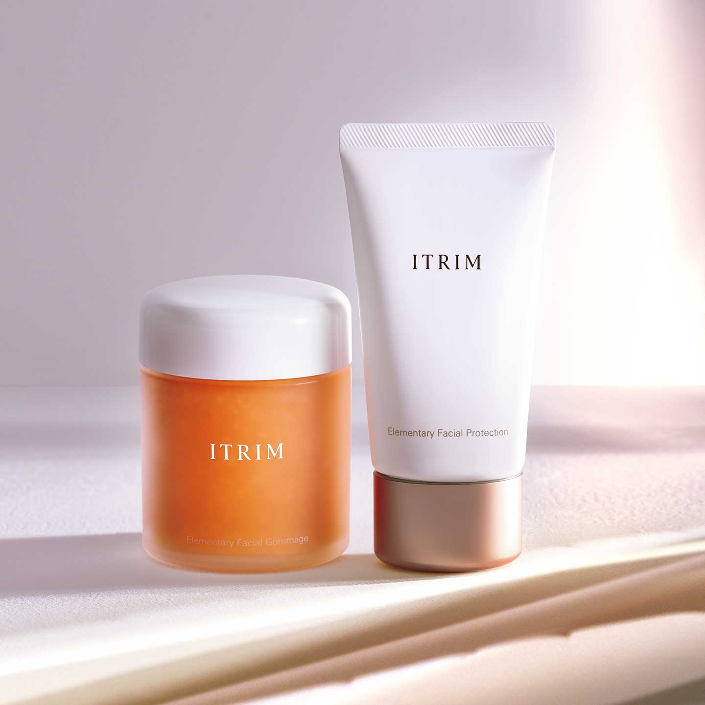 左/ITRIM エレメンタリー フェイシャルゴマージュ 100g ¥12,000 右/ITRIM エレメンタリー フェイシャルプロテクション SPF45・PA ++++ 80g ¥12,000