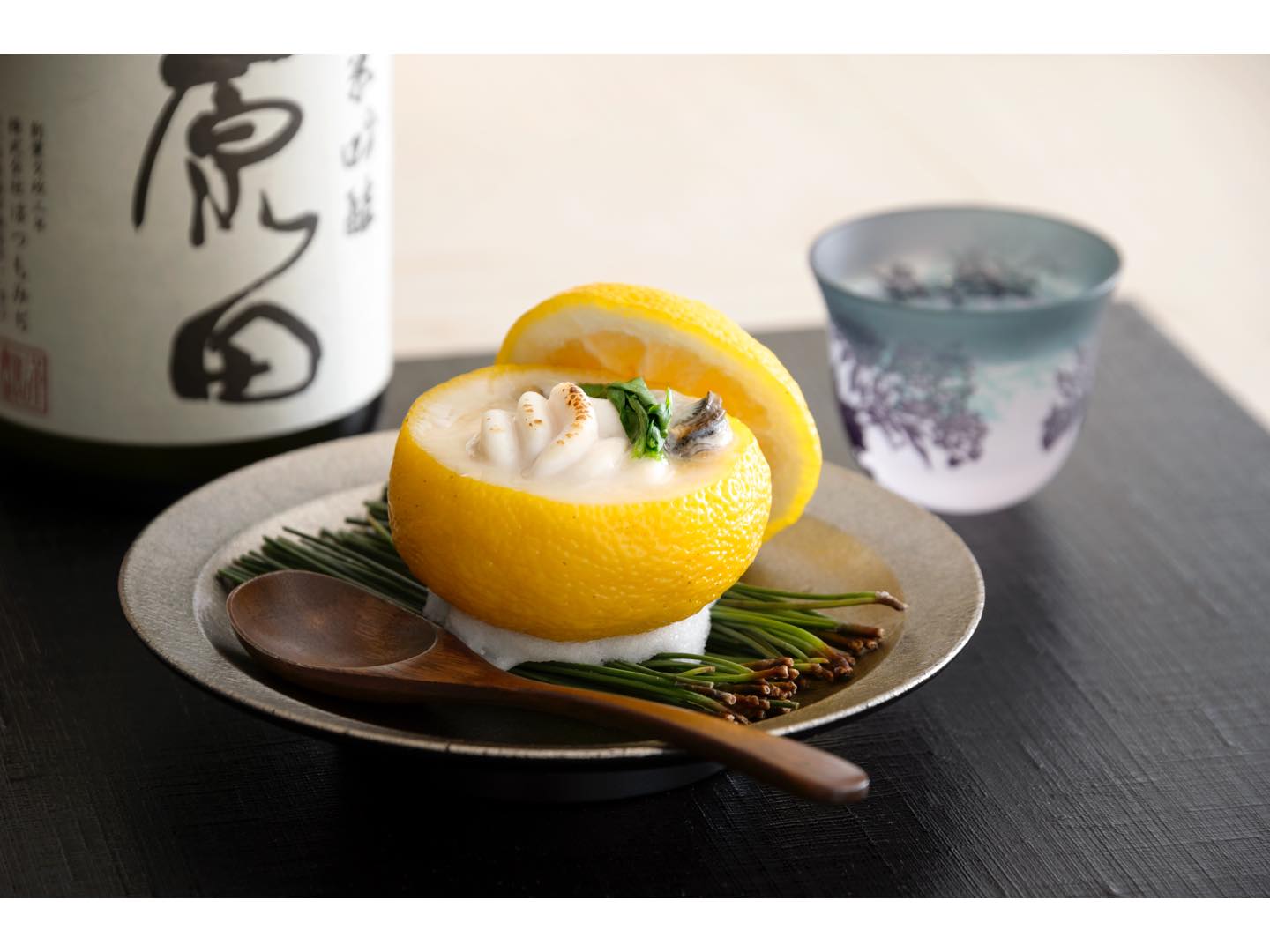 柚子を器代わりにして、白味噌ベースのスープに白子、牡蠣を入れて蒸し上げた一品。コースのなかで前菜2品に続く酒肴として登場します。魚介は築地のほか、旬に合わせて直送で仕入れるものも多いとか。「ふぐは福岡、甘鯛は愛媛、天然の鰻なら徳島など、月ごとのメニューを考える際にどこから入れるかも決めます」(西山さん)。