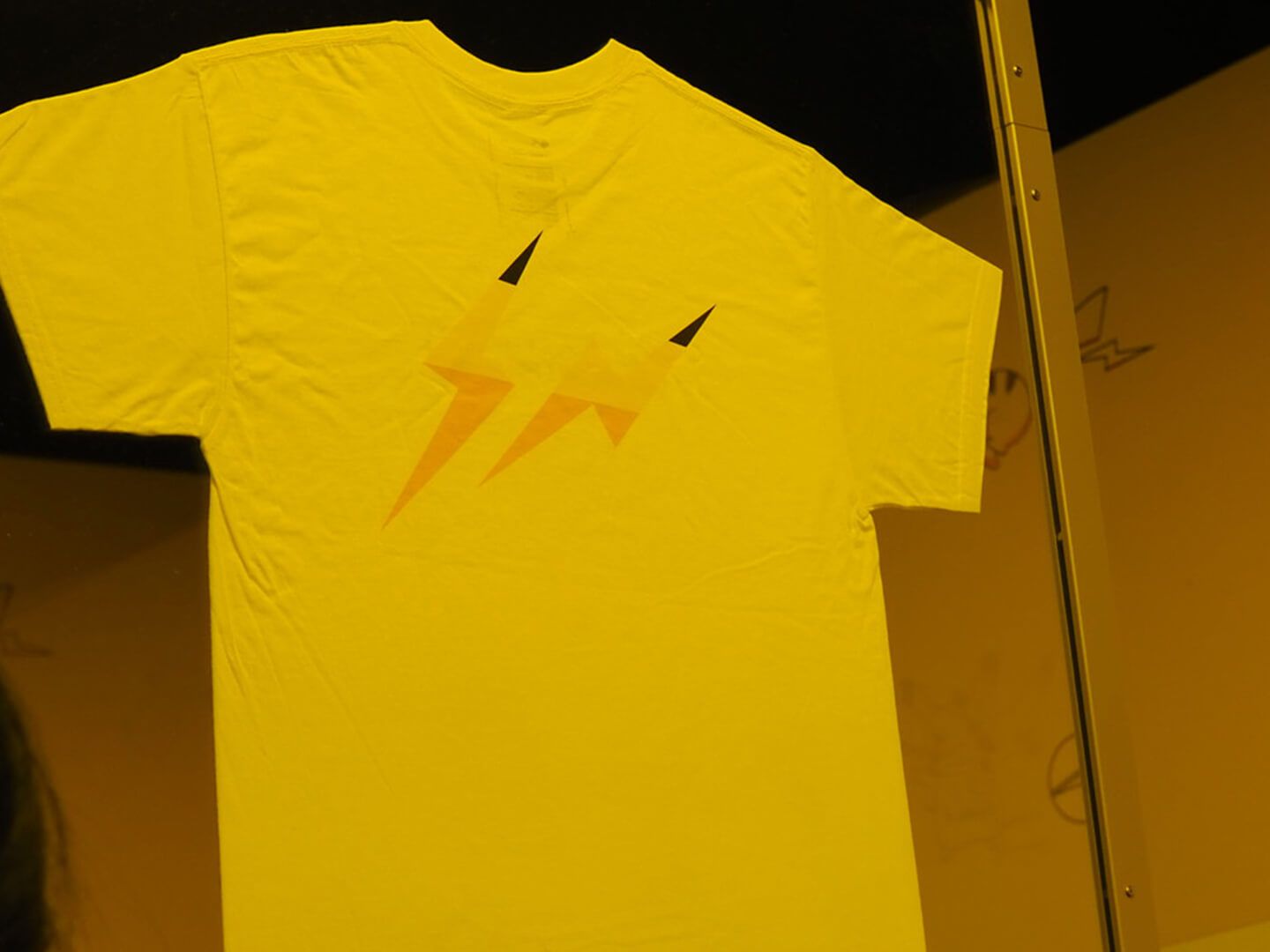 サンダーボルトがデザインされたTシャツ