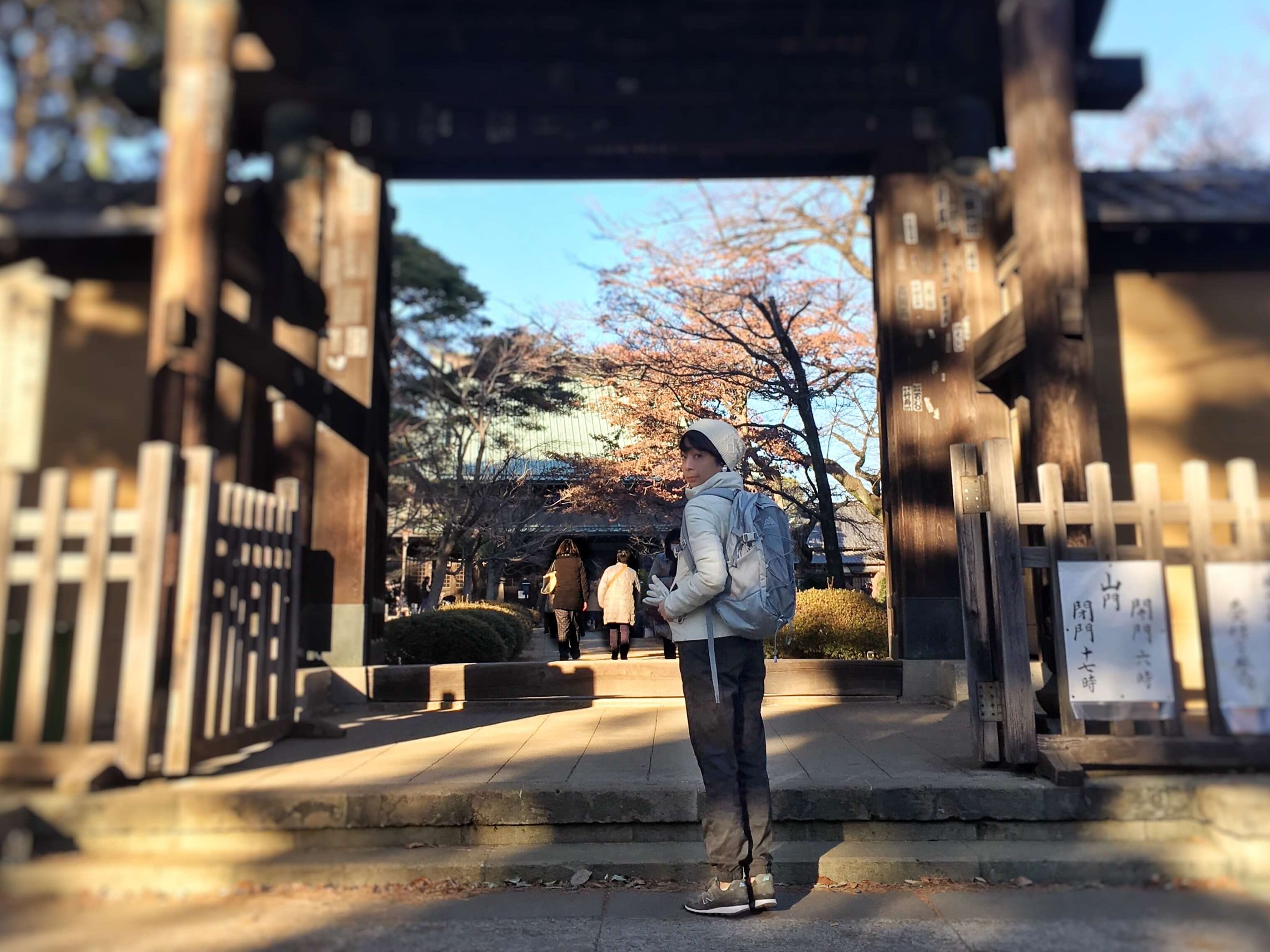 写真ではわかりづらいのですが、パンツはダーク目の迷彩柄で、カーキのスニーカーと色を合わせてみました。実はこのパンツ、裏はフリースになっていて、とにかく暖かいのがありがたいのです。ダウン/ヘルノ パンツ/ユニクロ リュック/グレゴリー 手袋/Sermoneta gloves スニーカー/ニューバランス