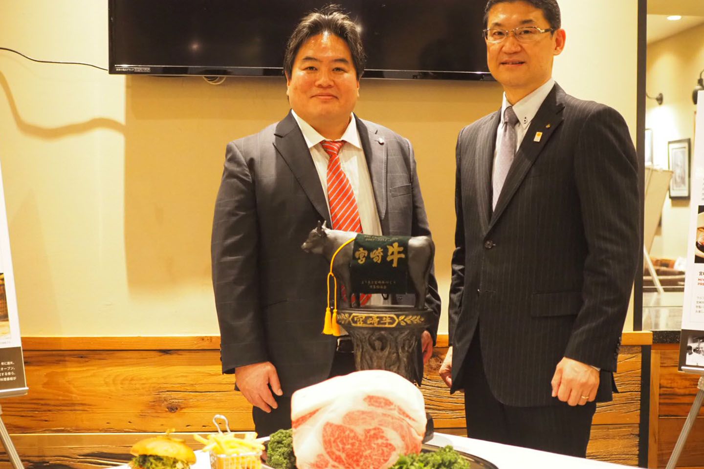 宮崎県知事の河野俊嗣さん(写真右)と日本で「ウルフギャング・パックPIZZABAR」を運営する前ダブリューピージャパン代表取締役社長の高橋尚也さん(写真左)