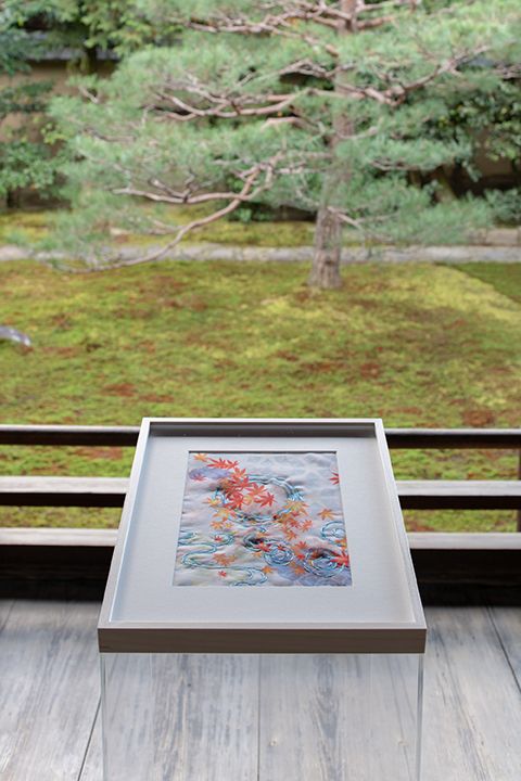 室内だけでなく、縁側にも作品を展示し、庭園を含めたインスタレーションも見どころ。