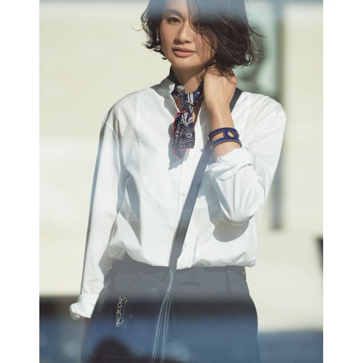 シャツ(GALERIE VIE 丸の内店〈BOURRIENNE〉)、パンツ(トレメッツォ〈ピーティー トリノ〉)、スカーフ・ブレスレット・バッグ(エルメスジャポン) 撮影/生田昌士(hannnah) BY:『Precious4月号』小学館、2020年