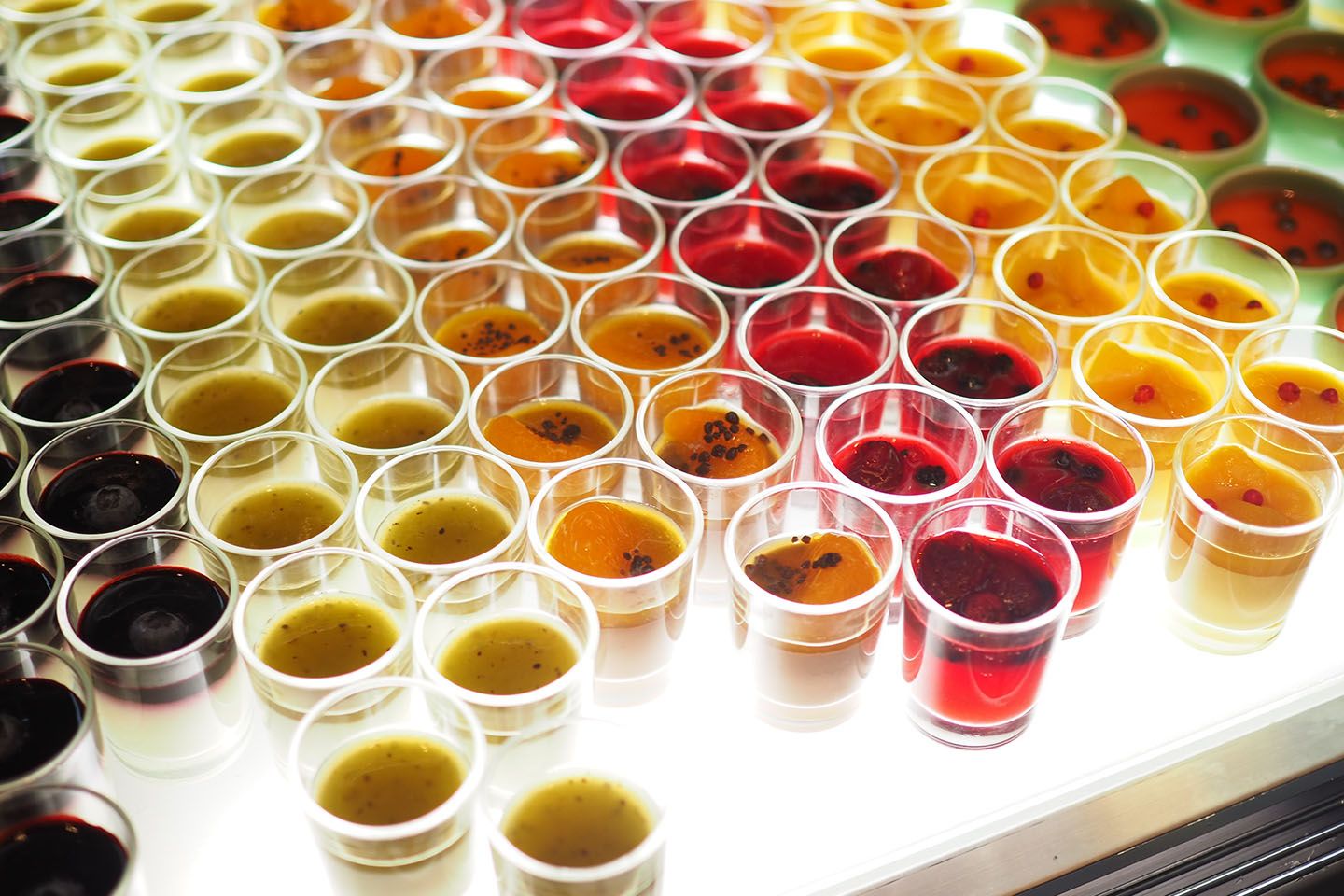 ミニミニサイズなので、いくつも食べられちゃうコールドグラススイーツ。