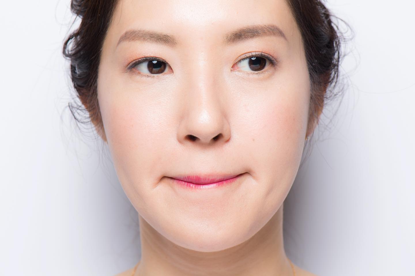 「んー」のとき、リップが唇からはみ出ないように軽めに口を結ぶのがコツ。
