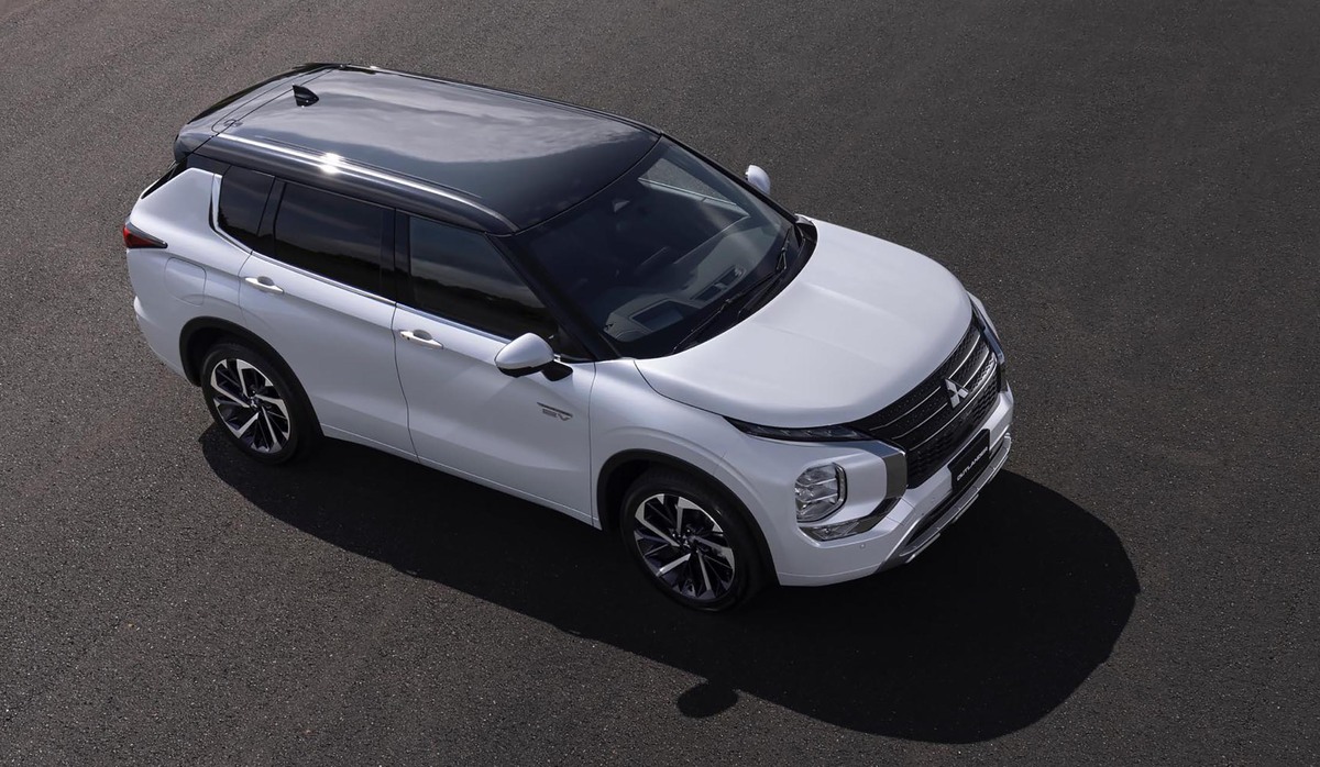 三菱 アウトランダーPHEV ツインモーター4WDの「アウトランダーPHEV」は、優雅に荒野を疾る