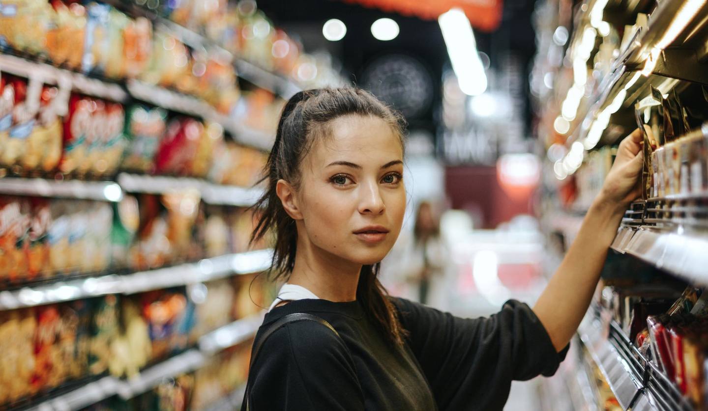 スーパーマーケットの中の女性