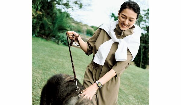 【板谷由夏さん主演】マチュアな女性の手元を彩る「H.Moser ＆ Cie.」イエローが際立つラウンドウォッチ『パイオニア・センターセコンド サニーサイドアップ』