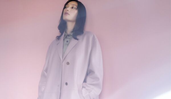 大政 絢さんが着る「プラダ」のレザーコート｜普遍的なベーシックアイテムでタイムレスな美を表現