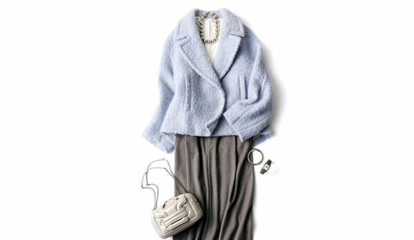 1/29 Thu|ペールブルー×ライトグレージュの組み合わせで、柔らかくも知的な印象を与える佇まいに【365日コーディネート】