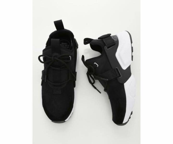 入荷するとすぐに売り切れるほどの人気デザイン。ボリュームのある見た目に反して、弾力性があり軽い履き心地はさすが。靴［エミ限定］￥13,000（税抜） 