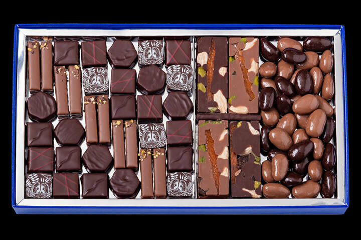 ニュイ エトワレ[S1 5粒入り]￥5,000、[S2 24粒+アマンダス入り]￥8,700、[S3 40粒+定番ブシェ4種+アマンダス入り]￥13,750　※写真はS3