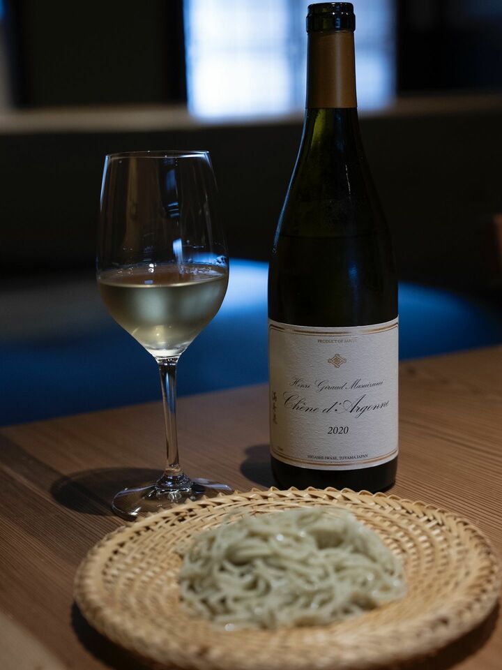 目の前で茹で上げるライブ感たっぷりの蕎麦とともにいただく「アンリ・ジロー マスイズミ」750ml ¥9,900。精米歩合50%。