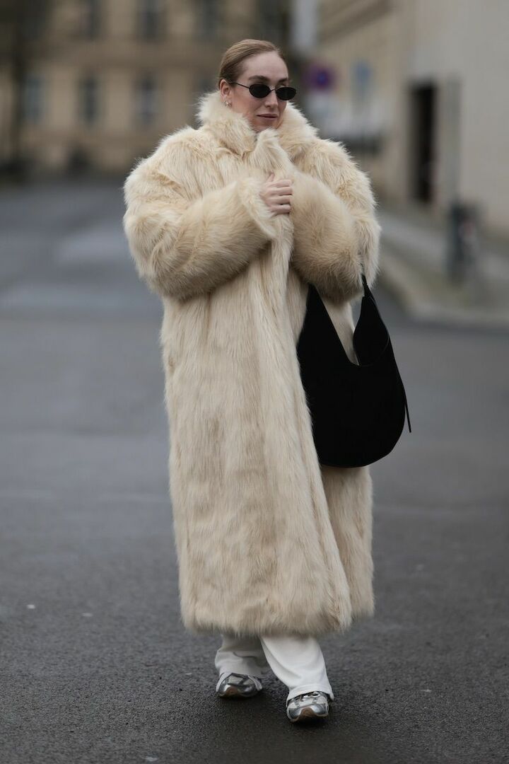 ボリュームのあるコートだから、顔周りと足元をコンパクトにすると良バランス。