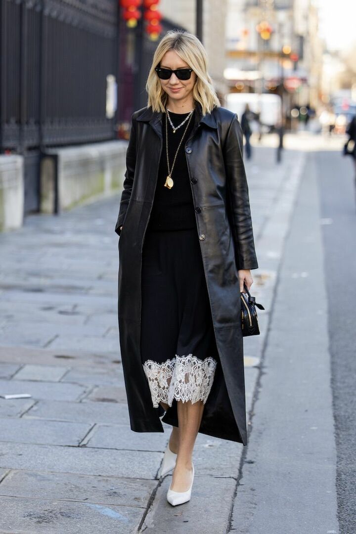 長さ、デザインの異なるネックレスをレイヤードし、縦のラインを強調。