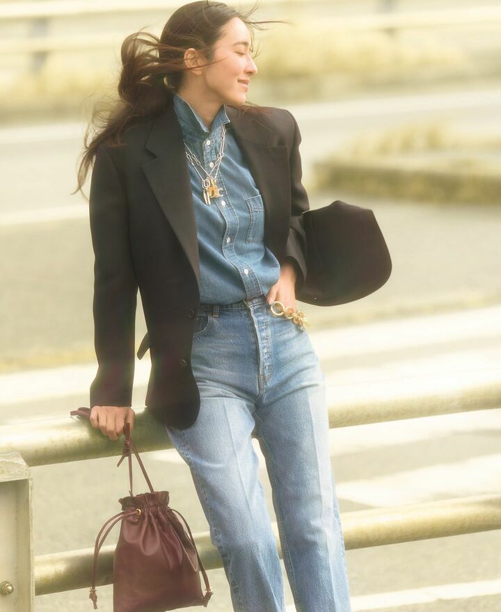 「セリーヌ」のジャケットを着用したモデルの立野リカさん