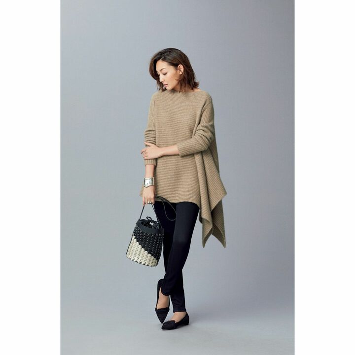 ニット（ブランドニュース〈デレク ラム〉）、デニム（ラグ&ボーン 表参道〈 ラグ&ボーン／JEAN〉）、バングル・リング［大］・リング［小］（ティファニー・アンド・カンパニー・ジャパン・インク）、バッグ（ドゥロワー 青山店〈パコ ラバンヌ〉）、靴（ビームス ハウス 丸の内〈チェンバー〉）　撮影／長山一樹（S-14）　BY ：『Precious10月号』小学館、2017年