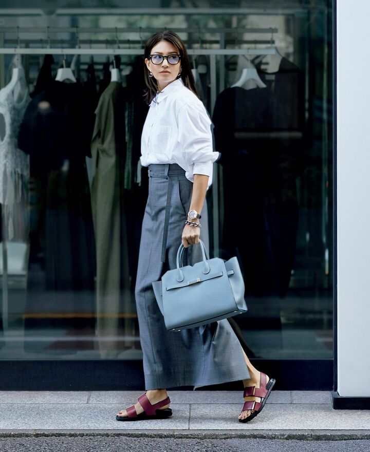 トッズのサンダルを着用したモデルRINAさん