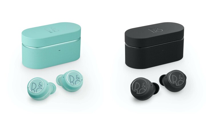 左からオキシジェン ブルー、ブラック ¥35,455(税抜価格)