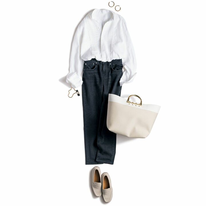 リネンのドレスシャツとローファーで、大人の余裕が感じられる知的なデニムスタイルに。縦糸も横糸も黒糸を使用しているため、黒が深くきれいにはけるのも最愛ポイント。デニム／上写真右と同じ、シャツ￥54,000（ドゥロワー 青山店〈ブリエンヌ〉）、ホリー ライアンのピアス￥28,000・バングル￥66,000・ザンチェッティのバッグ￥152,000（カオス丸の内）、靴［オーダー価格］￥141,000（ジェイエムウエストン 青山店〈ジェイエムウエストン〉）、時計／私物