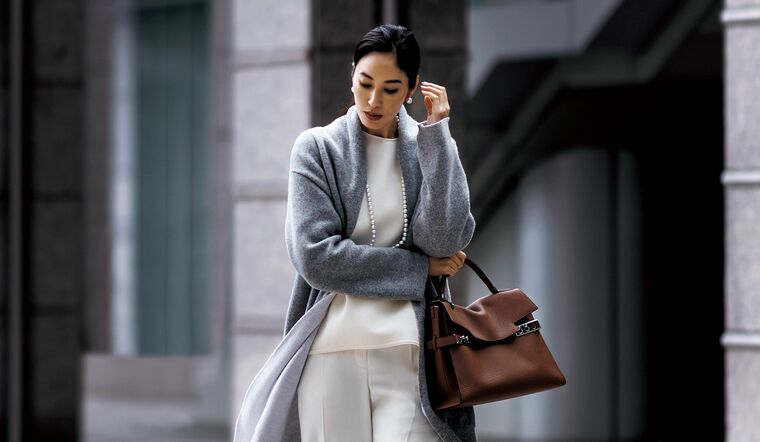 「ジョンストンズ オブ エルガン」のニットコートを着用したモデル