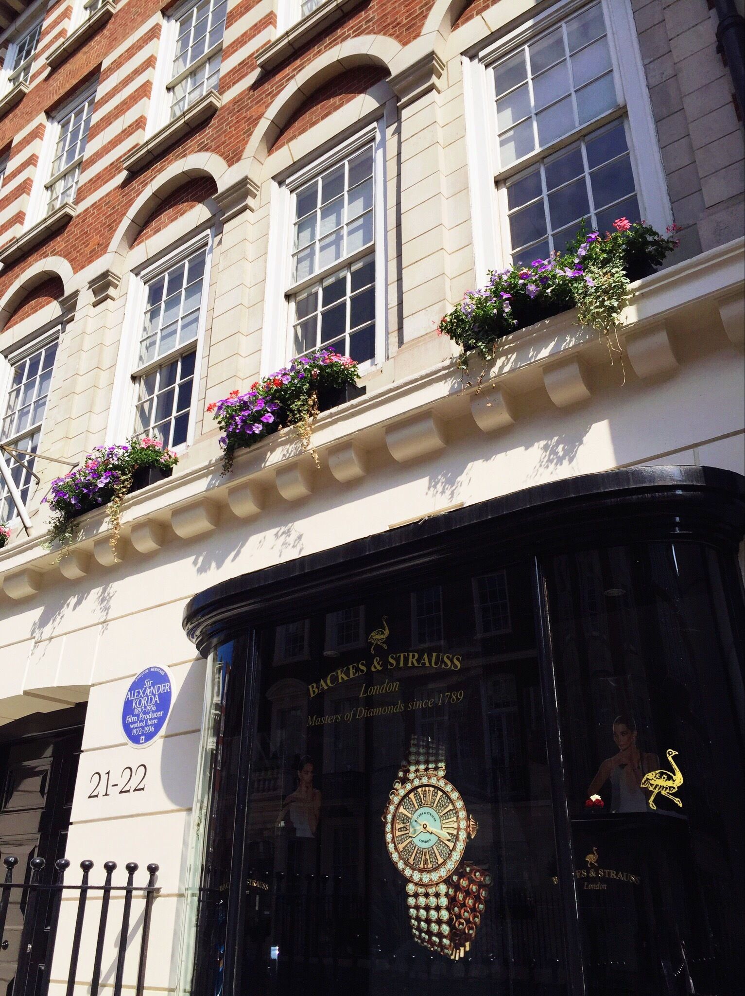 高級ホテルや高級ブティックがひしめくロンドン中心Mayfair地区のGrosvenor Streetにあるバックス&ストラウスのブティック。