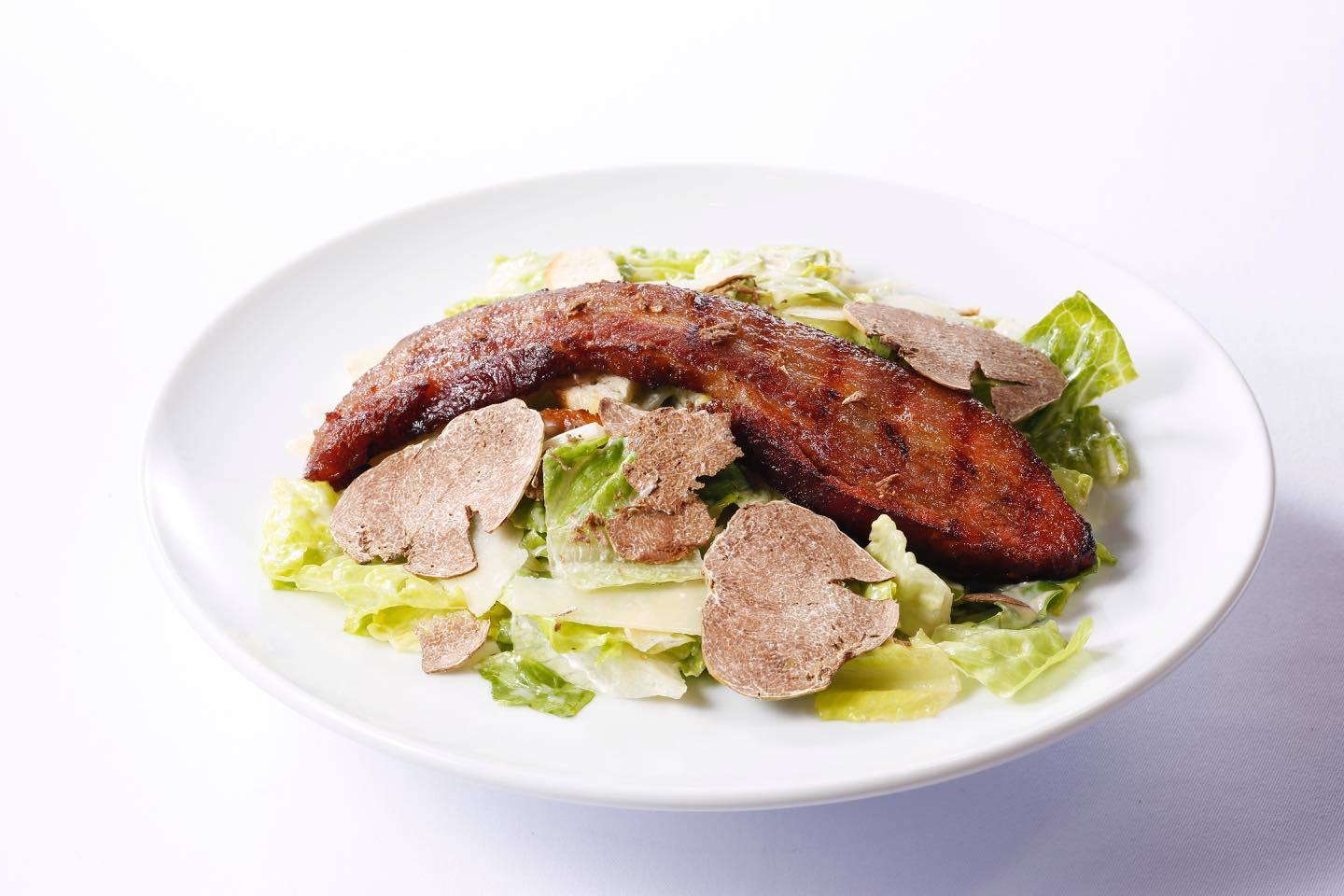 削りたての白トリュフとジューシーなお肉がサラダを主役級の一皿に。「白トリュフ風味のスペシャルシーザーサラダ」¥4,500