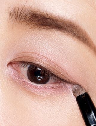 目尻の黒ずみが目立つと、目尻の下がりもたるみも強調。パールの輝きをのせると目尻が引き上がります。
