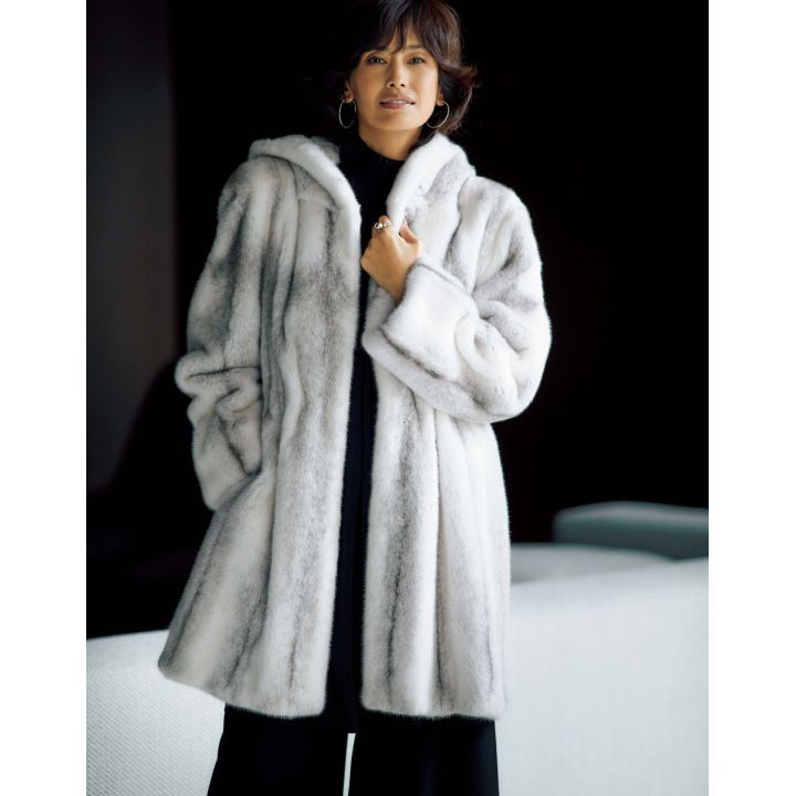 コート(CHIE IMAI)、ミニワンピース・パンツ(アノア〈リビアナ・コンティ〉)、ピアス(髙會堂六本木〈フェデリーコ・ブチェラッティ〉)、リング(アルテミス・ジョイエリ〈アルテミス・ジョイエリ〉) 撮影/熊澤 透 BY:『Precious12月号』小学館、2018年