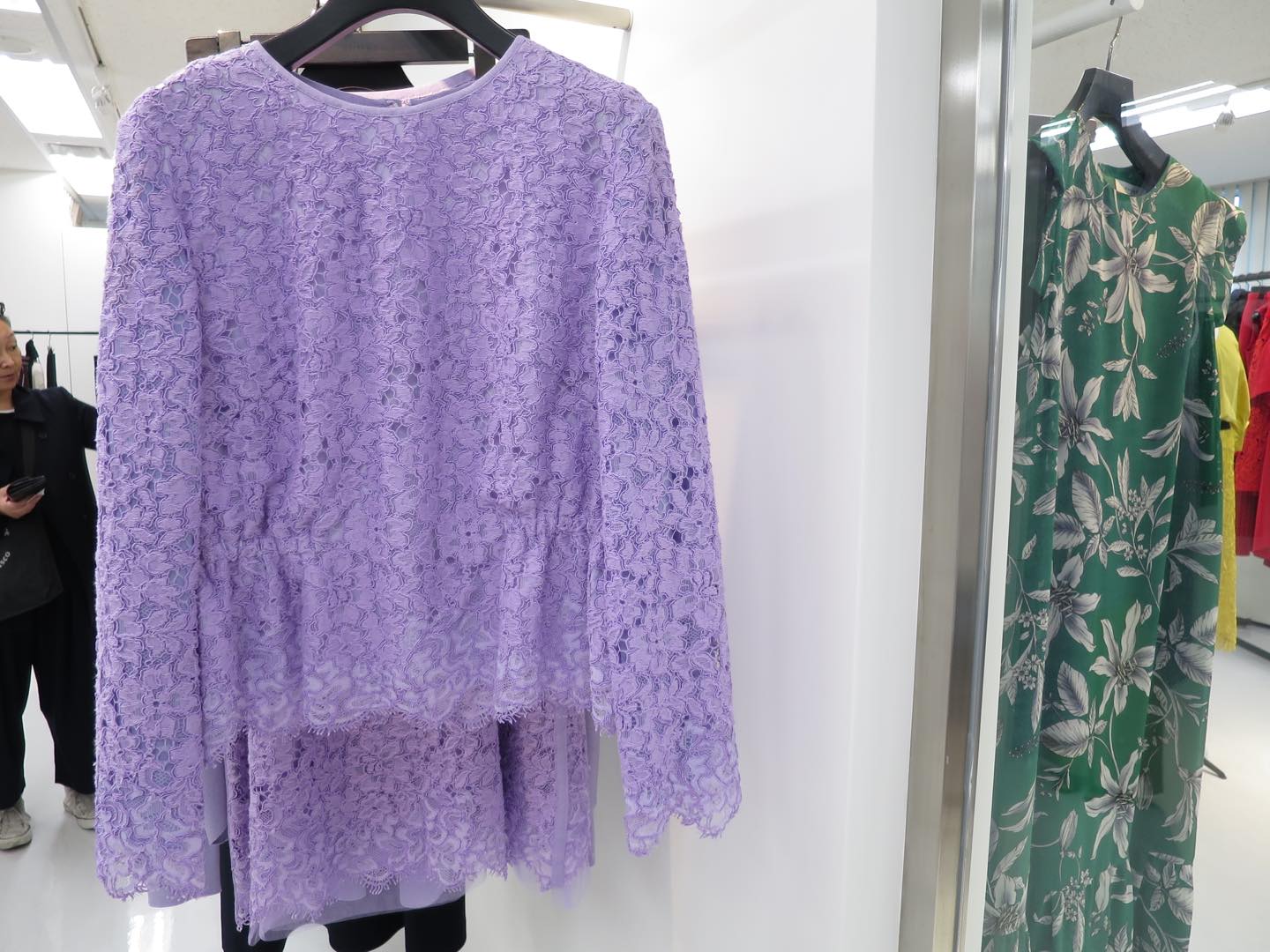 さりげなくウエストがシェイプされている美シルエット。フラワー柄の刺繍にラベンダーが爽やかに映えて